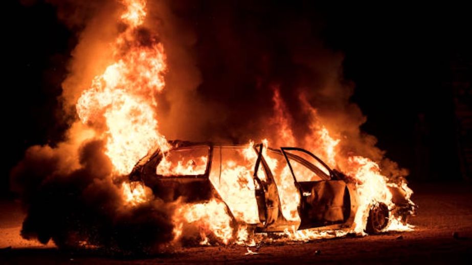 Нічний вибух у Кривому Розі: у дворі злетіла у повітря покинута автівка (ВІДЕО)