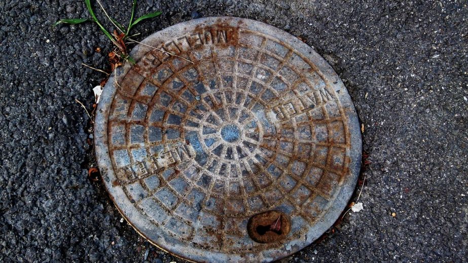 В одному з районів Дніпра комунальники не можуть повноцінно відремонтувати водогін через сміття в каналізації