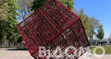 У Дніпрі дзеркальний куб у парку Писаржевського змінив дизайн (ФОТО, ВІДЕО)