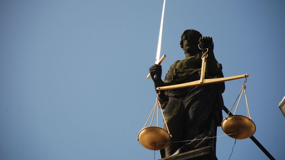 Суд визнав протиправними дії Криворізької міськради щодо відхилення петиції про "холодомор"