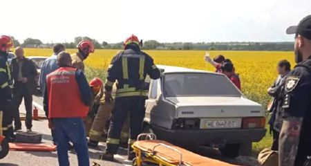 На Дніпропетровщині рятувальникам довелося витягати 84-річного водія із понівеченої автівки