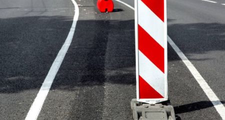 На Набережной Победы в Днепре водитель "влетел" в защитные элементы остановки (ВИДЕО)