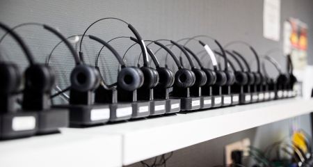 На Дніпропетровщині та в інших регіонах ліквідували 94 шахрайські кол-центри: вилучено елітні авто, золото та мільйони доларів (ВІДЕО)