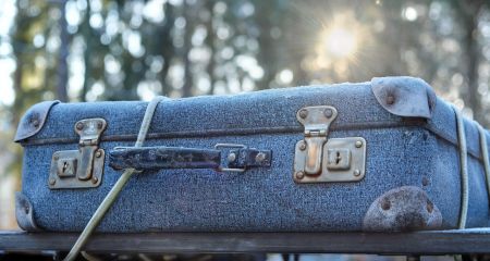 Оставленный посреди двора чемодан в Кривом Роге два дня держал в страхе жителей многоэтажки (ВИДЕО)