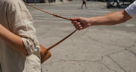 Плюют в лицо и вырывают сумки: в Кривом Роге группа малолетних детей терроризирует женщин на остановке (ВИДЕО)