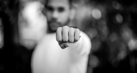В Кривом Роге мужчина угрожал расправой 15-летнему парню и его родителям (ВИДЕО)