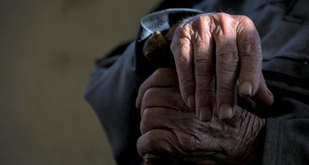 На Дніпропетровщині з зруйнованого села евакуювали маломобільного дідуся та кішку (ВІДЕО)