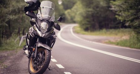 Не зміг завести — просто відтягнув: у Дніпровському районі чоловік вкрав байк з приватного подвірʼя (ФОТО)