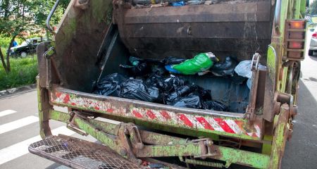 В Кривом Роге мусоровоз выгрузил горящие отходы возле мусорника и скрылся (ВИДЕО)