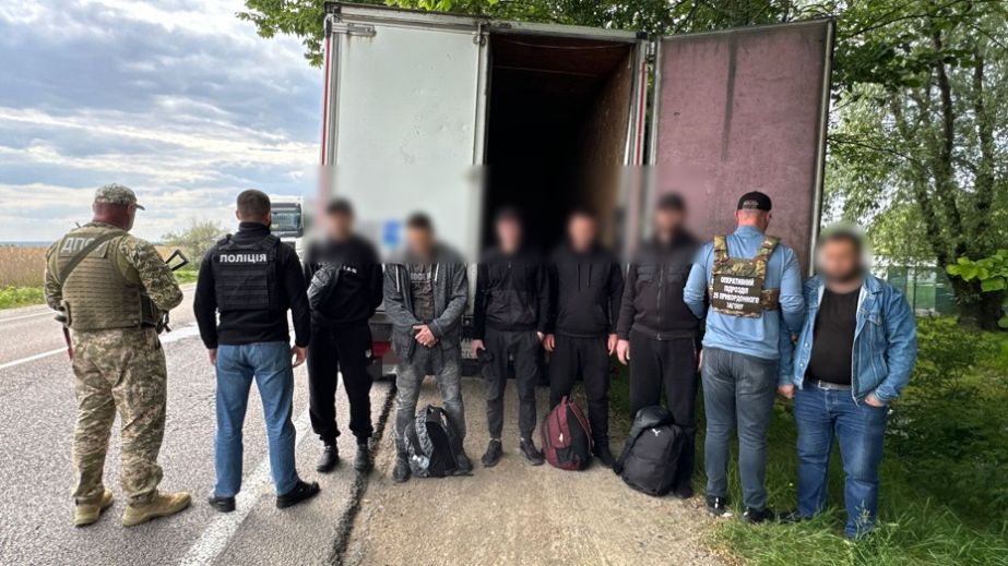 Прятались в грузовике: жители Днепропетровщины пытались убежать в Молдову (ВИДЕО)