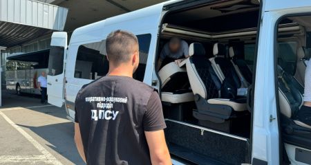 Криворіжець намагався втекти з України до Румунії у багажнику мікроавтобуса (ВІДЕО)
