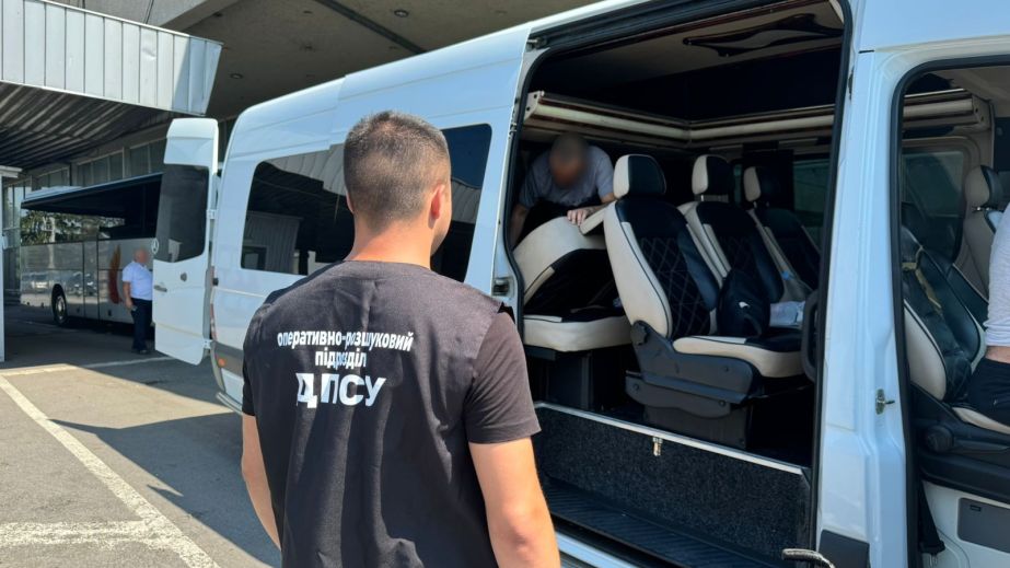Криворіжець намагався втекти з України до Румунії у багажнику мікроавтобуса (ВІДЕО)