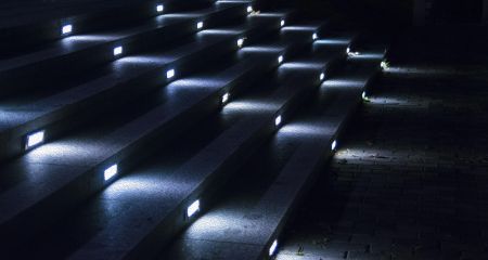 У Кривому Розі чоловік зіштовхнув зі сходів та побив сусідку, яка підсвічувала собі дорогу ліхтариком