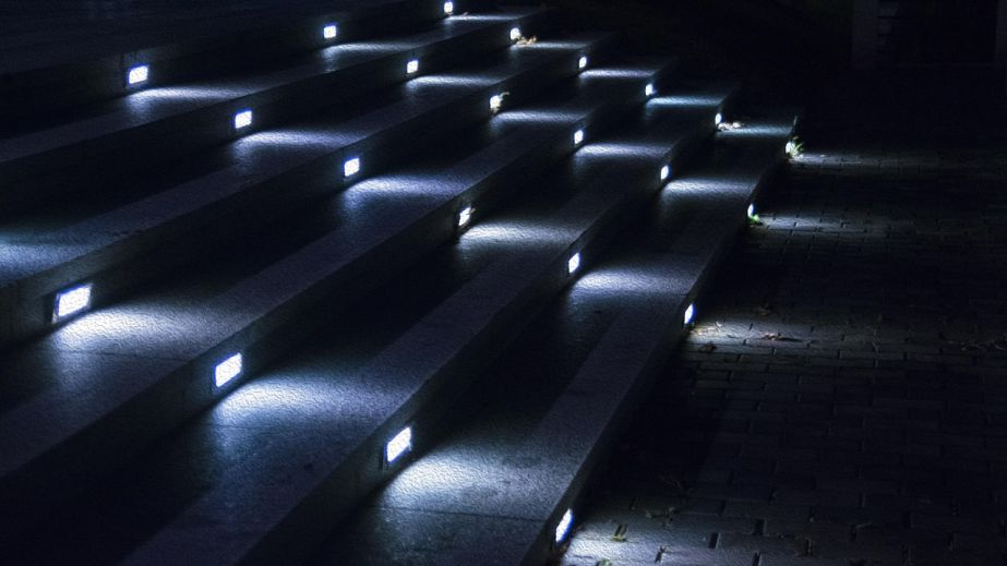 У Кривому Розі чоловік зіштовхнув зі сходів та побив сусідку, яка підсвічувала собі дорогу ліхтариком