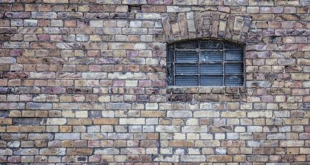 У центрі Камʼянського цегла падає перехожим на голови (ФОТО)