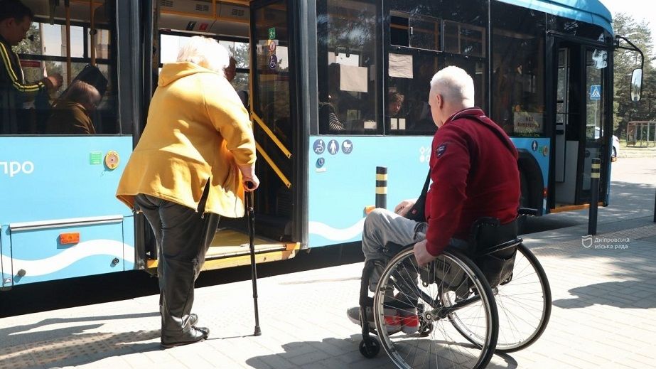 У Дніпрі майже 400 одиниць громадського транспорту облаштовано для маломобільних груп населення