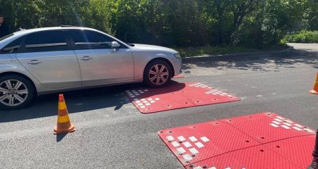 В Днепре начали устанавливать "берлинские подушки" на аварийно-опасных участках