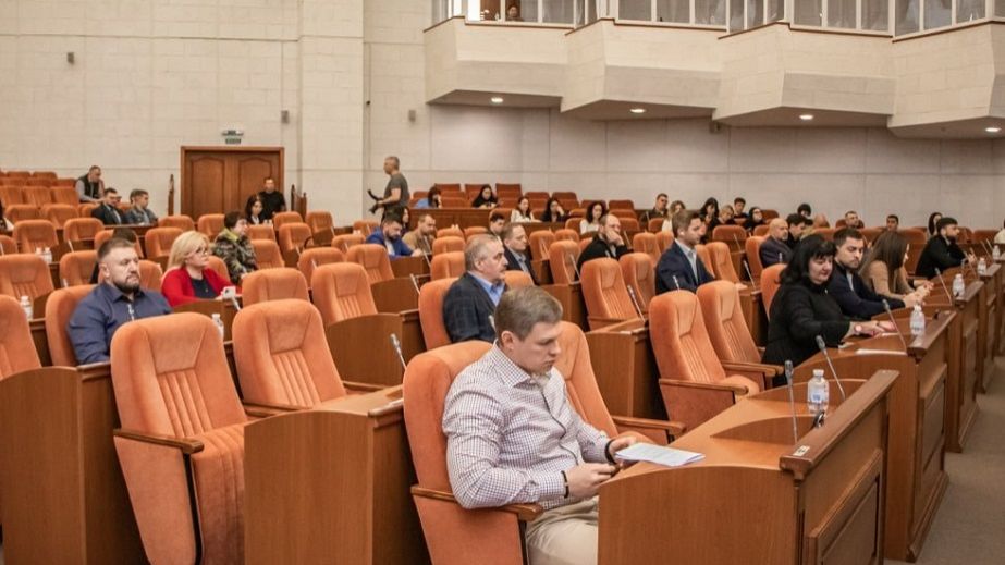 Кредит ЕБРР, запрет на громкие звуки и деньги на ремонты: что решали на сессии горсовета Днепра