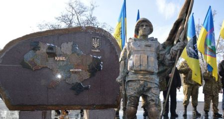 В Никополе установили личности подростков, залезших на голову памятника защитникам Украины