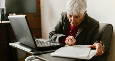 В квітні працюючим пенсіонерам перераховують пенсії, але отримати підвищення можна і раніше: приховані деталі