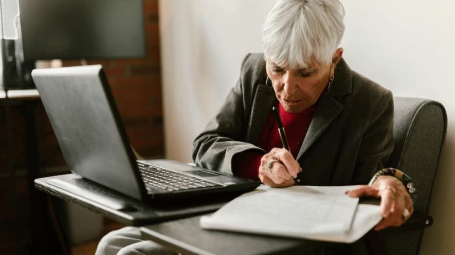 В квітні працюючим пенсіонерам перераховують пенсії, але отримати підвищення можна і раніше: приховані деталі