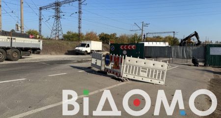 Длинные пробки: на одной из улиц Днепра движение транспорта парализовано (ФОТО, ВИДЕО)