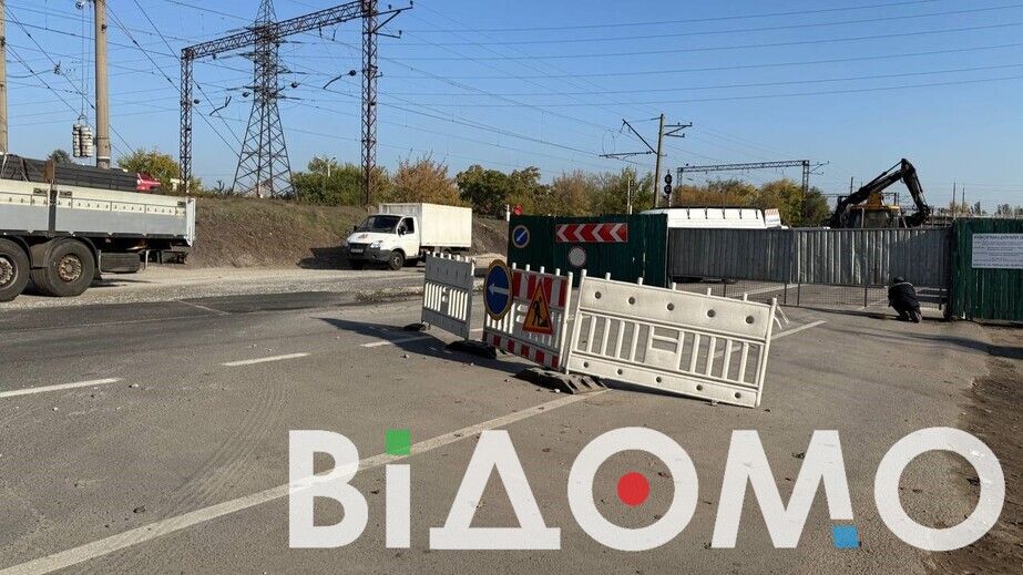 Длинные пробки: на одной из улиц Днепра движение транспорта парализовано (ФОТО, ВИДЕО)