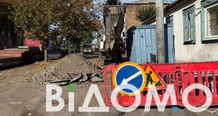 В Днепре на проспекте Нигояна спасают дорогу от луж (ФОТО)