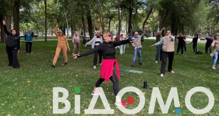 В Днепре посреди парка прошел мастер-класс по оздоровительной зарядке (ФОТО, ВИДЕО)