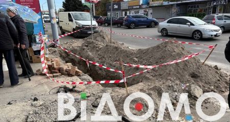 Пропасть у перехода: в Днепре на жилом массиве Покровский коммунальщики оставили яму (ФОТО, ВИДЕО)