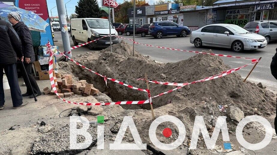 Пропасть у перехода: в Днепре на жилом массиве Покровский коммунальщики оставили яму (ФОТО, ВИДЕО)