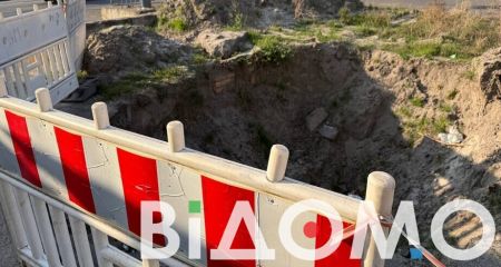 Превратилась в помойку: в Днепре на одной из улиц появилась большая воронка (ФОТО, ВИДЕО)