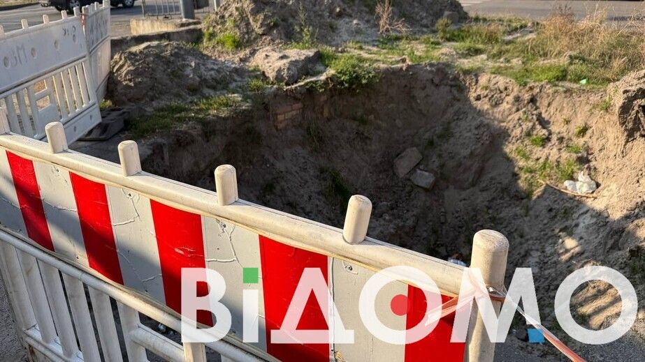 Превратилась в помойку: в Днепре на одной из улиц появилась большая воронка (ФОТО, ВИДЕО)