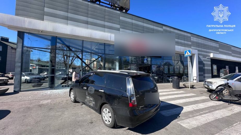 Нетрезвая водительница снесла витрину супермаркета в Днепре