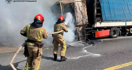 У Синельниківському районі загасили палаючу вантажівку