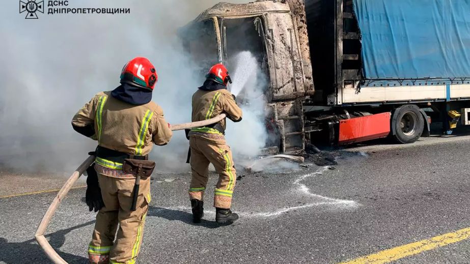 В Синельниковском районе потушили горящий грузовик
