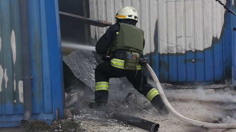 Под Днепром загасили пожары, возникшие после ракетного удара 18 апреля