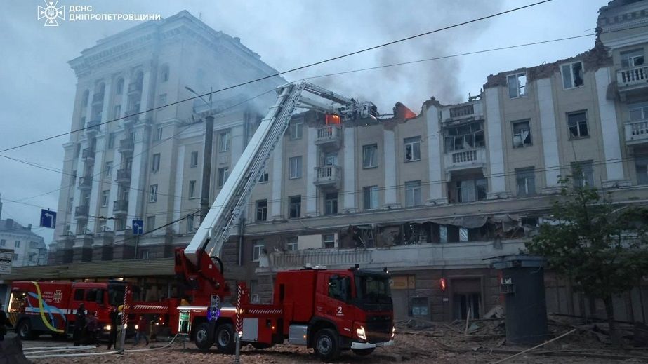 В ГСЧС показали, как спасатели выносили людей и тушили пожары на месте ракетного удара в Днепре