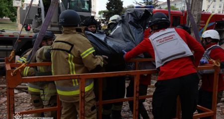 В Днепропетровской области из-под завалов дома после ракетного удара достали тело женщины
