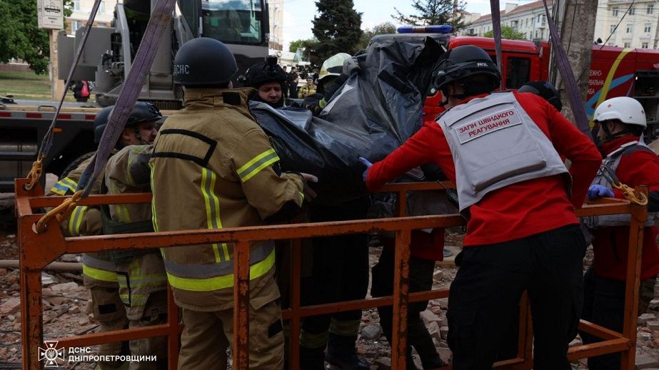 На Дніпропетровщини з-під завалів будинку після ракетного удару дістали тіло жінки