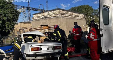 Моторошна аварія у Дніпрі: троє людей затисло в авто