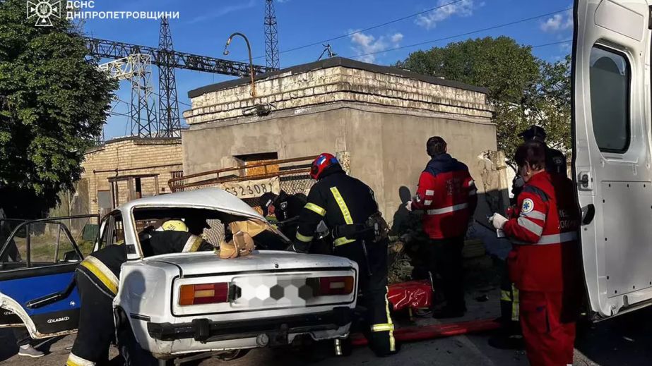 Моторошна аварія у Дніпрі: троє людей затисло в авто