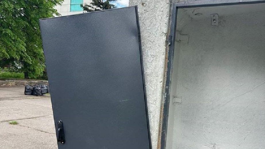 В спальном районе Кривого Рога вандалы украли двери из модульного укрытия