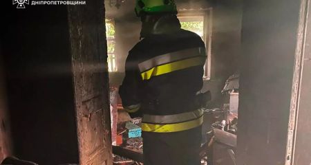 В Синельниковском районе горел жилой дом: пострадали люди