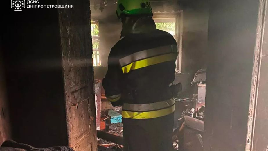 В Синельниковском районе горел жилой дом: пострадали люди