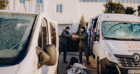Благотворительный фонд "Живая надежда" передал военным внедорожник и гуманитарную помощь жителям прифронтовых сел Донбасса
