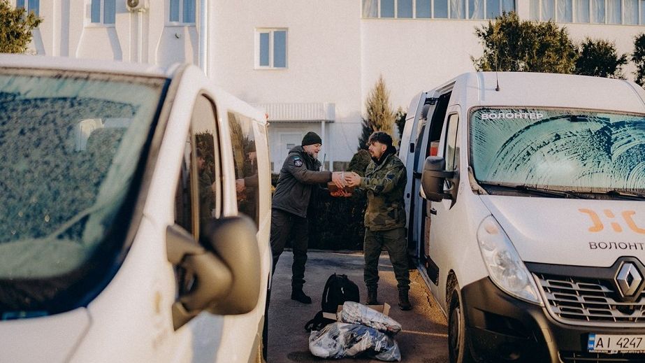 Благодійний фонд "Жива надія" передав військовим позашляховик і гуманітарну допомогу жителям прифронтових сіл Донеччини