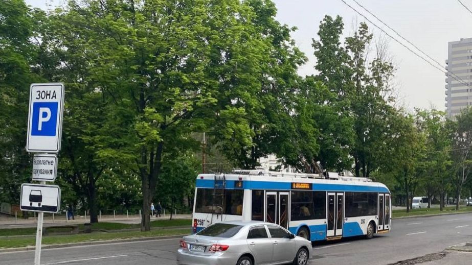 Зможуть проїхати до 20 км без електрики: у Дніпрі тролейбуси оснащують акумуляторами