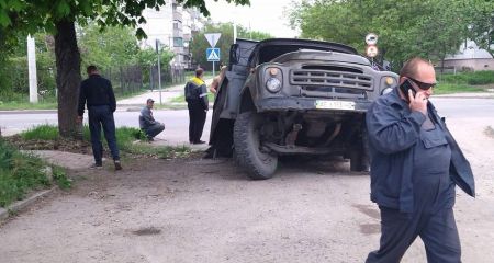 В Павлограде грузовик с углем провалился под асфальт