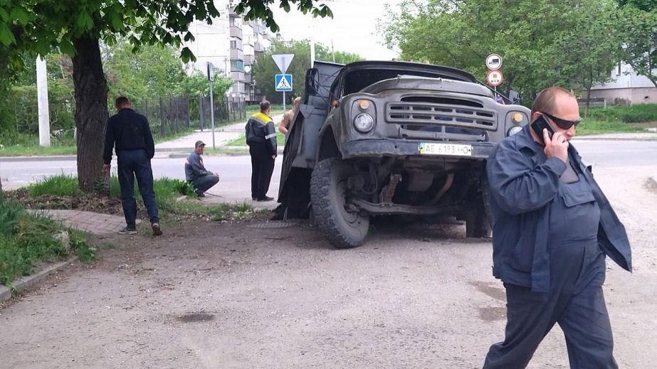 У Павлограді вантажівка з вугіллям провалилася під асфальт